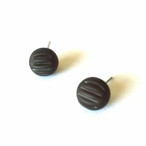 Black Matte Vintage Ridged Lucite Stud Earrings - Picture 4 of 5